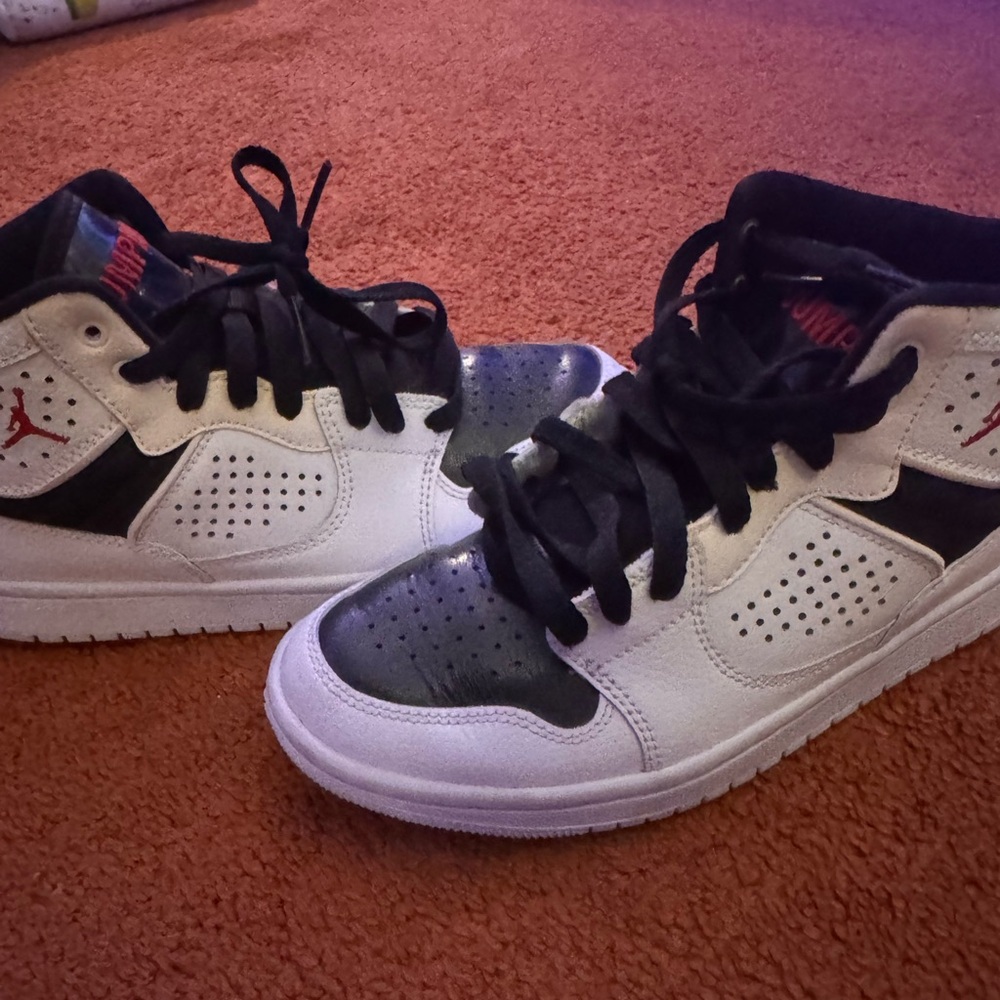 Jumpman Boys’ Size 6 sneakers